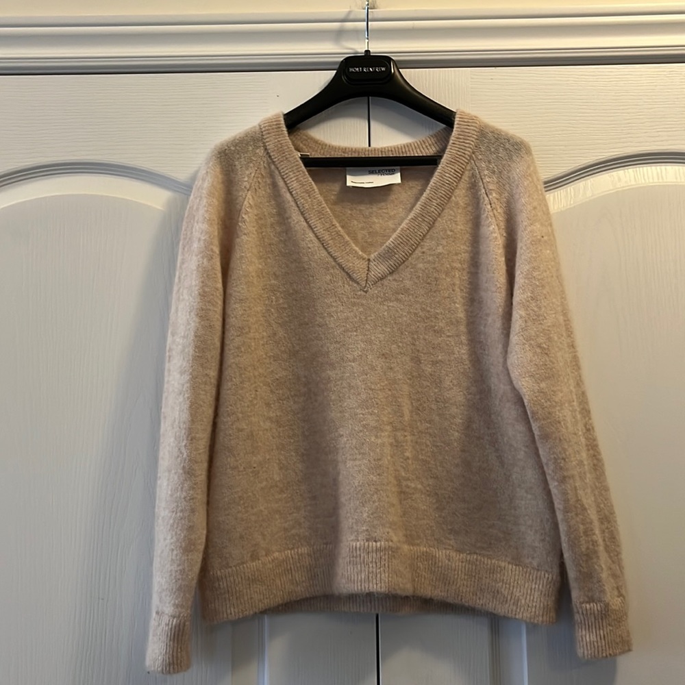 EUC Selected Femme classic camel colour v neck wool alpaca + blend sweater